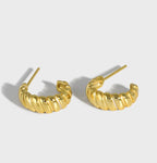 18k gold mini huggie hoop earrings 0.85cm close-fitting - Kaiya London