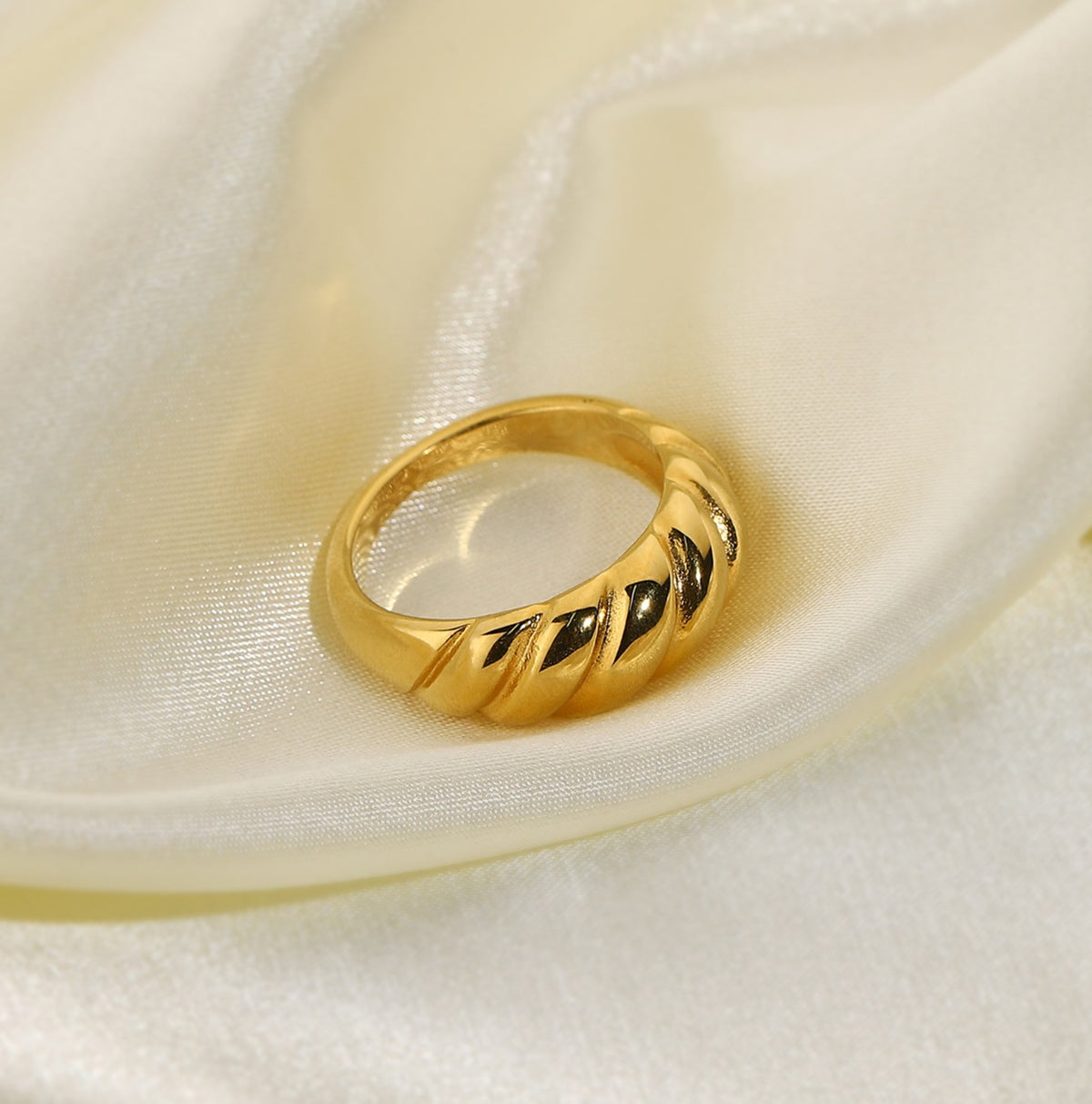 18k gold dome rope ring rope-patterned texture - Kaiya London