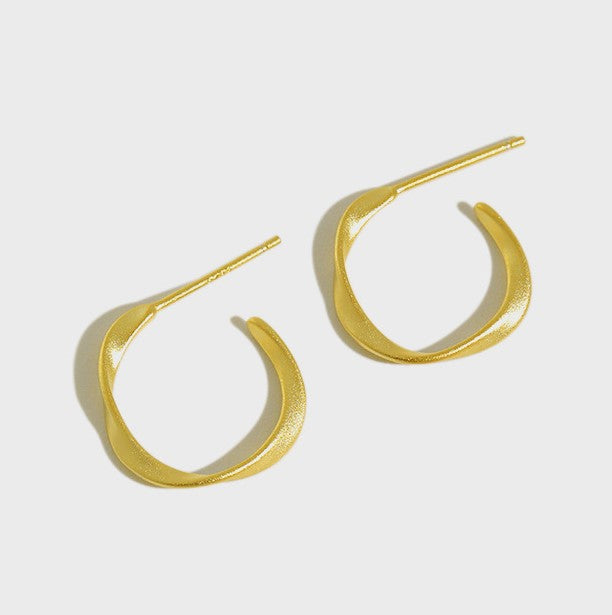 18k gold flat organic shape stud earrings - Kaiya London