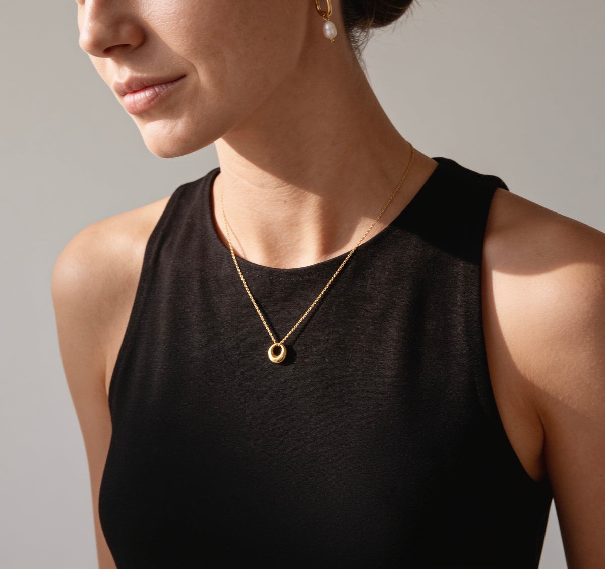 18k gold circle pendant necklace close-up detail - Kaiya London