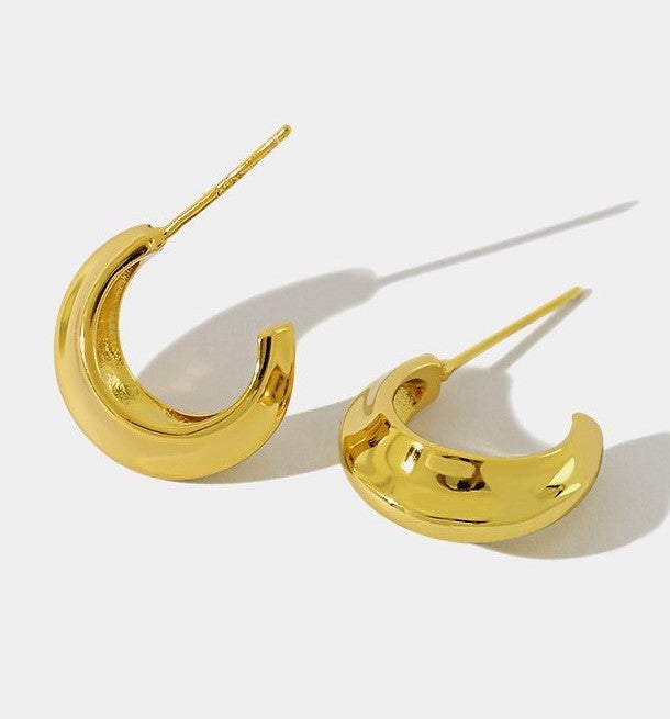 14K gold crescent half moon stud earrings 1.75cm close up
